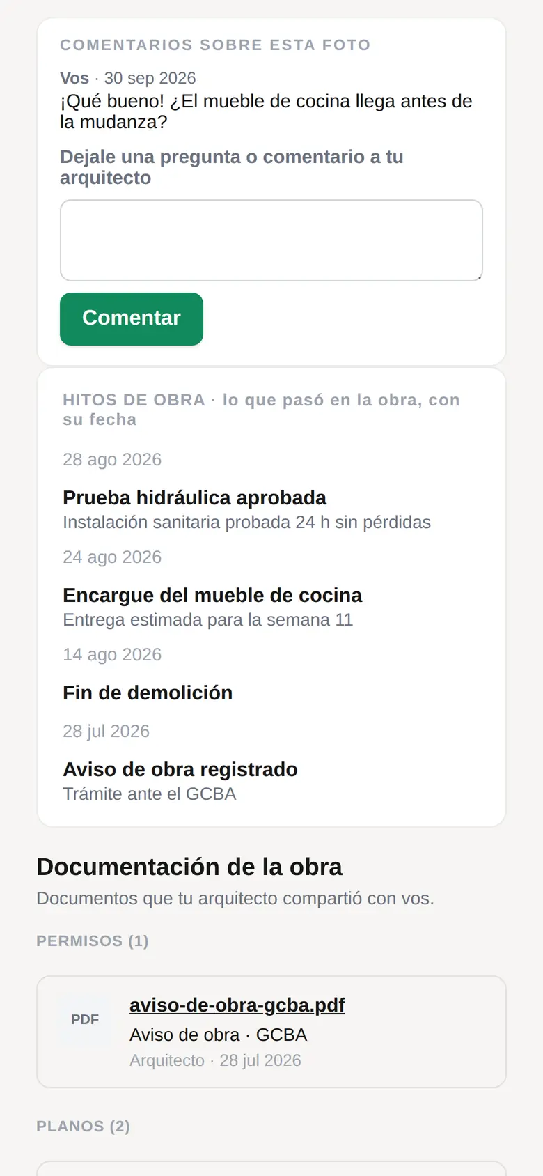 Vista del cliente: comentario sobre la foto preguntando si el mueble de cocina llega antes de la mudanza, los hitos de obra compartidos y la documentación que el arquitecto compartió.
