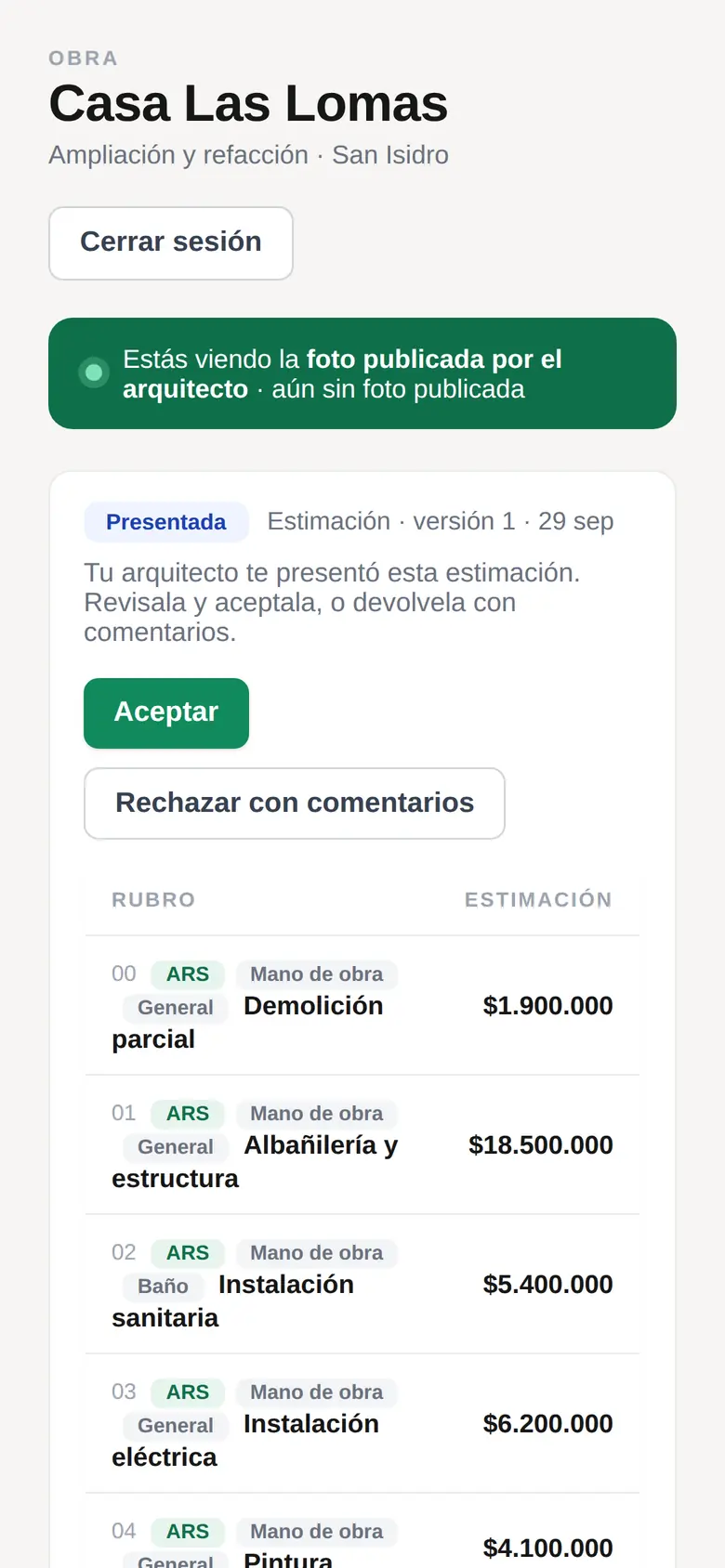 Vista del cliente de la obra Casa Las Lomas: la estimación versión 1 presentada, con los botones Aceptar y Rechazar con comentarios, y la lista de rubros estimados.