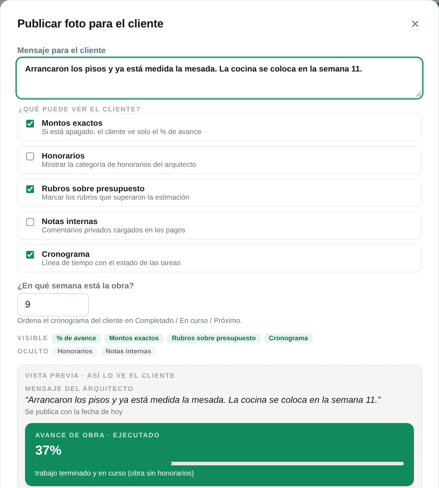 Formulario Publicar foto para el cliente: mensaje, casillas para elegir qué puede ver el cliente (montos exactos, honorarios, rubros sobre presupuesto, notas internas y cronograma), la semana en que está la obra y la vista previa de cómo lo verá el cliente.